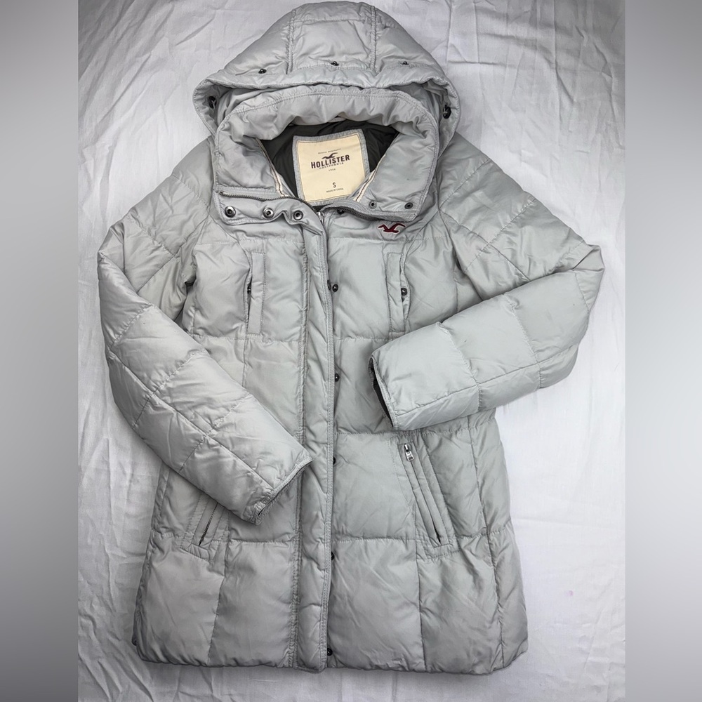 Hollister Women's Light Gray Puffer Coat jacket